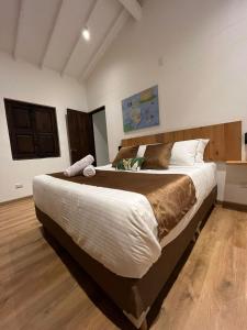 ein Schlafzimmer mit einem großen Bett in einem Zimmer in der Unterkunft El Diamante Campestre in Medellín
