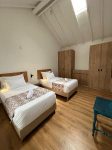 Zimmer mit 2 Betten und einem Tisch in der Unterkunft El Diamante Campestre in Medellín