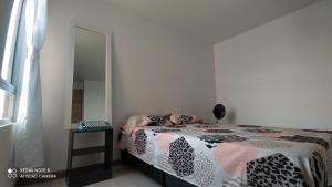 Een bed of bedden in een kamer bij Pent House En Pereira Con Vista Inigualable