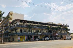 un edificio al lado de una calle en Collection O V K Lodge en Mandikal