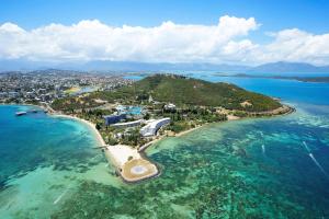 努美阿的住宿－努美阿子午線度假酒店及Spa，海洋岛屿的空中景观