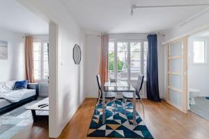 リモージュにあるCoup de cœur assuréのテーブルとソファのあるリビングルーム