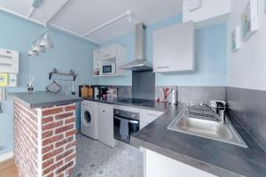 リモージュにあるCoup de cœur assuréのキッチン(シンク、レンガ造りの暖炉付)