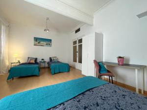 1 dormitorio con 2 camas, mesa y sillas en Cathedral Barcelona Rooms en Barcelona