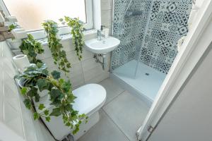 Koupelna v ubytování First Hostel Bucur 21 + 37 fotografií