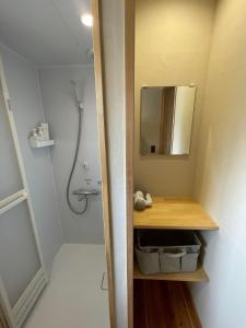 W łazience znajduje się umywalka i lustro. w obiekcie Okatei - Vacation STAY 35463v w mieście Fuchisaki