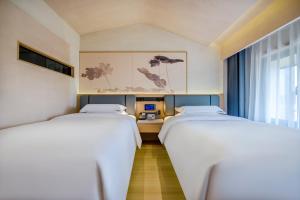Postel nebo postele na pokoji v ubytování Yiwu Baide Theme Hotel