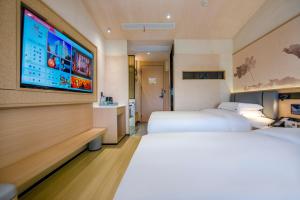 TV a/nebo společenská místnost v ubytování Yiwu Baide Theme Hotel