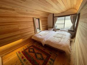 Habitación pequeña con cama y ventana en Okatei - Vacation STAY 35463v, en Fuchisaki