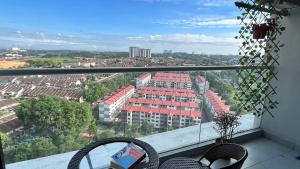 einen Balkon mit Stadtblick in der Unterkunft RNR Homestay in Johor Bahru