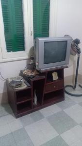 einen TV auf einem Tisch in einem Zimmer in der Unterkunft Baronz Car in Kairo