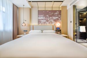 Postel nebo postele na pokoji v ubytování Yiwu Baide Theme Hotel
