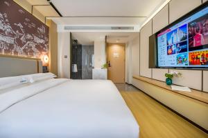 Postel nebo postele na pokoji v ubytování Yiwu Baide Theme Hotel