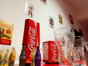uma mesa com copos e garrafas de refrigerante em Loft Coca-Cola Passo Fundo em Passo Fundo
