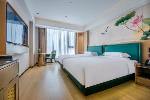 Postel nebo postele na pokoji v ubytování Yiwu Baide Theme Hotel