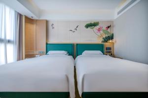 Postel nebo postele na pokoji v ubytování Yiwu Baide Theme Hotel