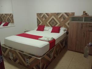 Łóżko lub łóżka w pokoju w obiekcie Hostal Kumbaya