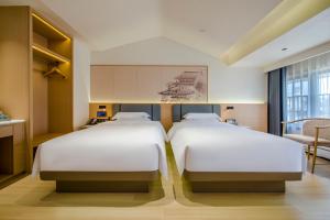 Postel nebo postele na pokoji v ubytování Yiwu Baide Theme Hotel