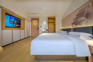 Postel nebo postele na pokoji v ubytování Yiwu Baide Theme Hotel