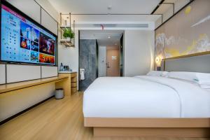 Postel nebo postele na pokoji v ubytování Yiwu Baide Theme Hotel