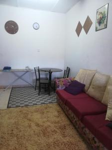 ein Wohnzimmer mit einem Sofa und einem Tisch in der Unterkunft Roomstay homestay Ahmad Rompin in Kuala Rompin