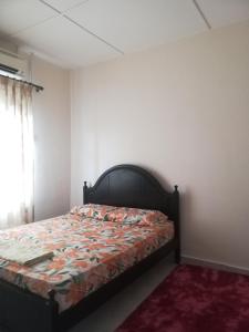 ein Schlafzimmer mit einem Bett in einem Zimmer in der Unterkunft Roomstay homestay Ahmad Rompin in Kuala Rompin