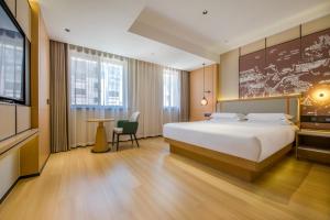 Postel nebo postele na pokoji v ubytování Yiwu Baide Theme Hotel