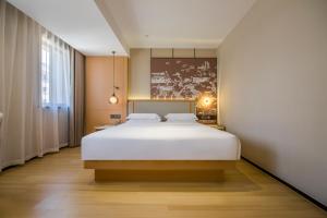 Postel nebo postele na pokoji v ubytování Yiwu Baide Theme Hotel