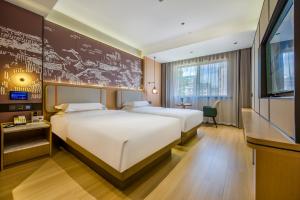 Postel nebo postele na pokoji v ubytování Yiwu Baide Theme Hotel