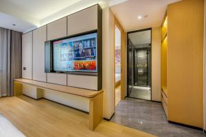 TV a/nebo společenská místnost v ubytování Yiwu Baide Theme Hotel