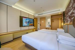 TV a/nebo společenská místnost v ubytování Yiwu Baide Theme Hotel