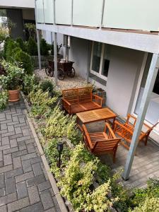 a group of benches sitting outside of a building at PB Ferienwohnungen - FeWo 1 - Stilvoll eingerichtetes Apartment im Herzen Senftenbergs in Senftenberg