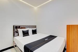 En eller flere senger på et rom på Collection O 92972 Gaharu Hotel