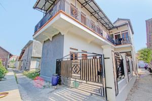 een gebouw met een balkon aan de zijkant bij SPOT ON 92926 Guest House Cemara 1 Syariah in Brebes