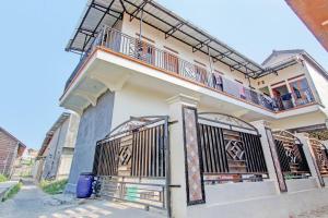 een gebouw met twee balkons aan de zijkant bij SPOT ON 92926 Guest House Cemara 1 Syariah in Brebes