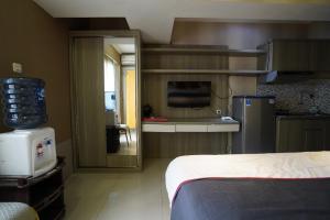een kamer met een keuken en een bed in een kamer bij Collection O 92981 Apartemen The Jarrdin By Gold Suites Property in Bandung