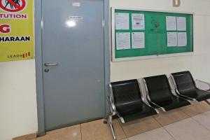 una fila di sedie in una sala d'attesa con una porta di Capital O 92971 Pelangi Residence a Tangerang