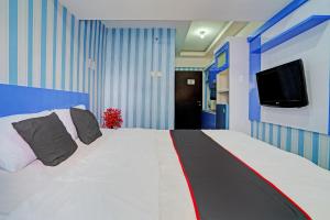 Tempat tidur dalam kamar di OYO Life Apartement Jarrdin By Fins Property