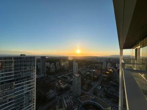 einen Blick auf die Stadt von der Spitze eines Wolkenkratzers in der Unterkunft Pacific Sweet Place @Metro in Burnaby