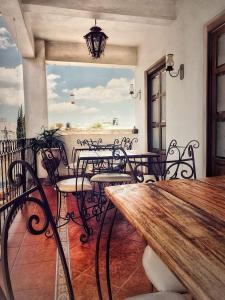 einen Tisch und Stühle auf einem Balkon mit Aussicht in der Unterkunft Casa Tastuán in Tonalá