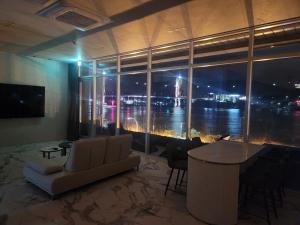 TV a/nebo společenská místnost v ubytování Suite Stay Yeosu + 23 fotografií