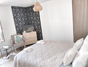 Postel nebo postele na pokoji v ubytování ROOMS HOME CSM Suite privée avec terrasse et Suite privée 2 chambres jusqu'à 3 chambres et 1 à 8 personnes