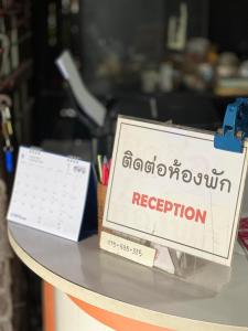 un calendario sentado sobre una mesa en Phumthada Rommanee Krabi Resort, en Ban Khlong Khanan