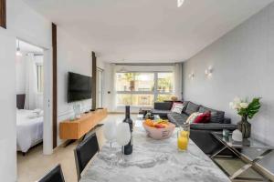 Sjónvarps- og/eða afþreyingartæki á Awesome 2BR/2Bath with Pool and Gym