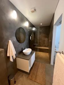 un baño con lavabo y ducha en Flip Flops Villa two rooms, en Yzerfontein