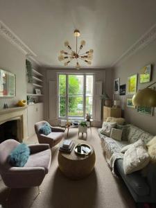 Ein Sitzbereich in der Unterkunft Luxury 2BD Flat wPrivate Garden - Kentish Town!