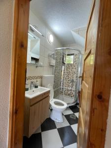 Ванная комната в Eco Village Highlander
