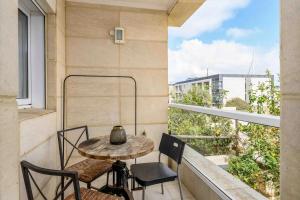 Svalir eða verönd á Awesome 2BR/2Bath with Pool and Gym