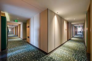 Postel nebo postele na pokoji v ubytování Yiwu Baide Theme Hotel