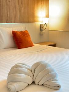 En eller flere senge i et værelse på Laemsing Natural Beach Resort